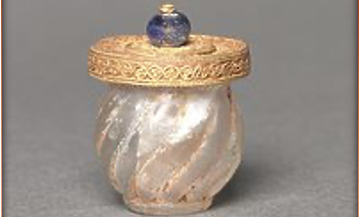 The lid and its gilt mount.
